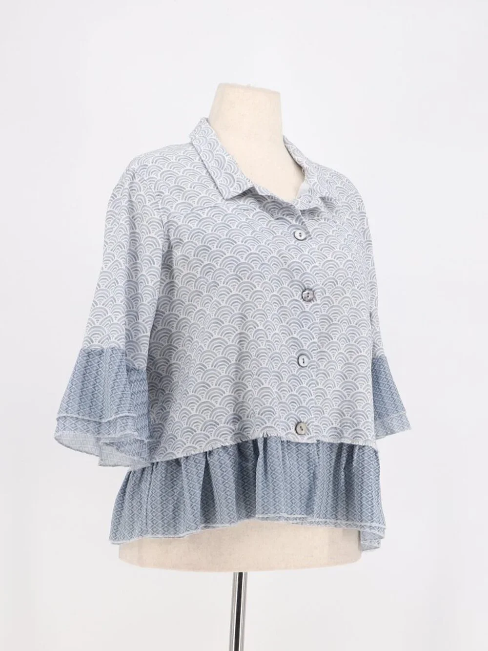 MULTIPLES Linen Blend Bell Sleeve Ruffled Hem Top in Blue Pattern Size XLp - Picture 2 of 6